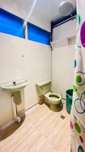 uma casa de banho com um WC e um lavatório em Kingking and Gonggong’s Boardinghouse em San Carlos