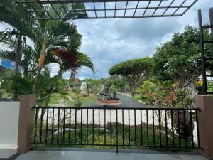 Balkon mit Gartenblick in der Unterkunft SATURDAY Homestay Tuy Hòa - Phú Yên in Tuy An