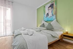 A bed or beds in a room at Smurmelhomes Oase: Terrasse - Parken - Kind