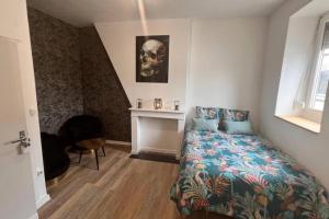 a bedroom with a bed and a table in it at Les Appart'Hôtels Du Calaisis - 201 Skully - Hyper centre & Proche plage in Calais