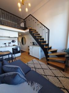 sala de estar con escalera y cocina en Loft Style Studio Apartment- Free Parking- Free Gym- Keyless Access en Tartu