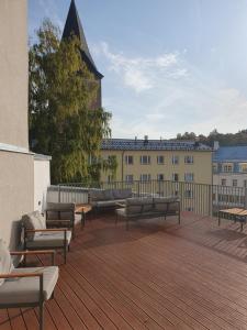 una terraza con sofás y mesas en un edificio en Loft Style Studio Apartment- Free Parking- Free Gym- Keyless Access en Tartu