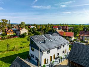 - une vue aérienne sur une maison dotée d'un toit solaire dans l'établissement Tatrzańskie Wieczory, à Zakopane