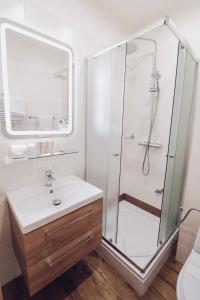 een badkamer met een douche en een wastafel bij Hotel Diament Economy Gliwice in Gliwice