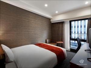 Postel nebo postele na pokoji v ubytování Daiwa Roynet Hotel KOBE-SANNOMIYA PREMIER