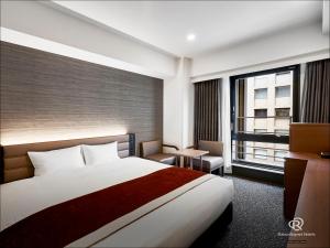 Postel nebo postele na pokoji v ubytování Daiwa Roynet Hotel KOBE-SANNOMIYA PREMIER