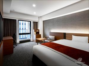 Postel nebo postele na pokoji v ubytování Daiwa Roynet Hotel KOBE-SANNOMIYA PREMIER