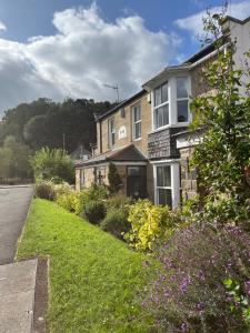 uma casa na berma da estrada em Newminster Cottage em Morpeth