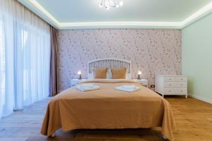 a bedroom with a bed with two towels on it at Villa Casablanca in Braşov