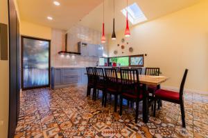 a kitchen and dining room with a table and chairs at Villa Casablanca in Braşov