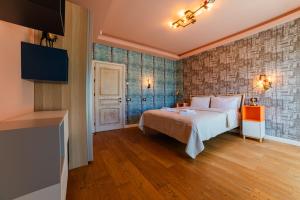 a hotel room with a bed and a television at Villa Casablanca in Braşov