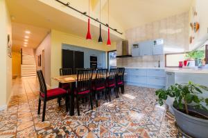 a kitchen and dining room with a table and chairs at Villa Casablanca in Braşov