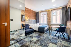 波兹南Apartamenty Browar Luxury Old Town Poznań 24h的配有床和书桌的酒店房间
