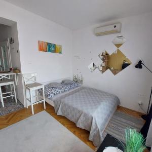 Posteľ alebo postele v izbe v ubytovaní Near BUS Station Apartment with the Self-Check-In