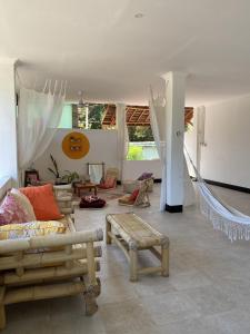uma sala de estar com um sofá e uma rede de descanso em Secret Spot Surf and Stay em Kuta