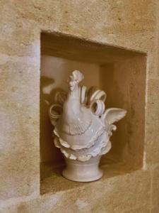 Un vaso bianco seduto in una nicchia in un muro di Il Vicolo Grottaglie a Grottaglie