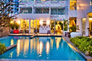 une piscine en face d'un bâtiment dans l'établissement Naiya Sea Resort, à Sihanoukville