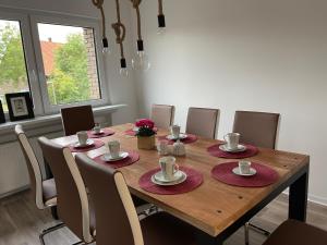 stół jadalny z kubkami i spodkami w obiekcie Monteurzimmer w mieście Porta Westfalica