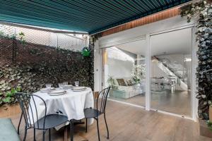 a dining room with a table and chairs at Chalet independiente de diseño con Patio Privado in Madrid
