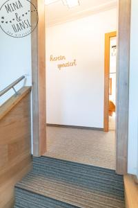 un pasillo con una puerta que conduce a una habitación en Mina&Hansl en Schladming