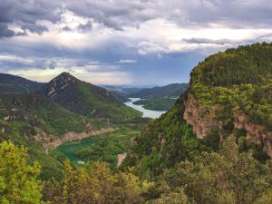 vistas a un río entre dos montañas en La Bombonera del Berguedà, en Sant Jordi de Cercs