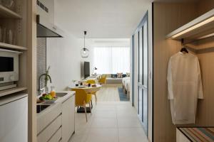 uma cozinha com um corredor que leva a uma sala de estar em Hyatt House Tokyo Shibuya em Tóquio