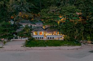una imagen de una casa en la playa por la noche en Sealord Naithon Beachfront Villa en Nai Thon Beach