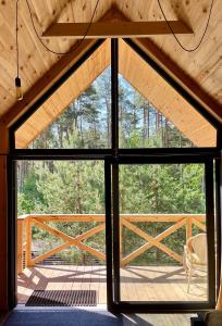 - une vue depuis l'intérieur d'une cabine avec une grande fenêtre dans l'établissement Labieši, à Jurmala