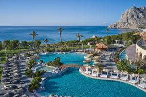 einem Luftblick auf ein Resort mit Pool und Meer in der Unterkunft Atlantica Imperial Resort - Adults Only in Kolymbia