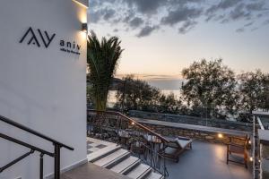 - un balcon avec vue sur l'océan au coucher du soleil dans l'établissement Aniv Villa by the Sea, à Kinion