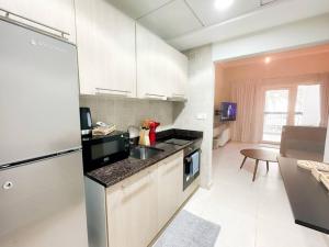 una cucina con lavandino e piano di lavoro di On-The-Go Golf 202B3 a Abu Dhabi