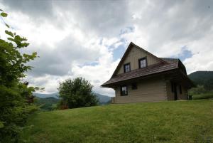 特尔乔夫Chata Drienka的坐在草山顶上的房子