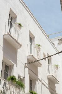 een wit gebouw met witte balkons erop bij Casa Rebecca in Monopoli