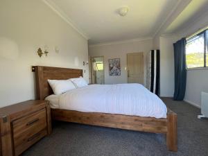 En eller flere senge i et værelse på Young Woods Lodge