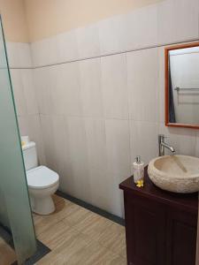 La salle de bains est pourvue de toilettes et d'un lavabo. dans l'établissement Ketut Kasta Guest House, à Ubud
