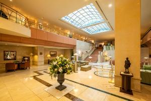 a lobby with a statue in the middle of a building at Awashima Hotel in Numazu
