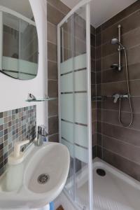 a bathroom with a sink and a shower at Charmant studio à 5 minutes de la mer à pied in Saint-Nazaire