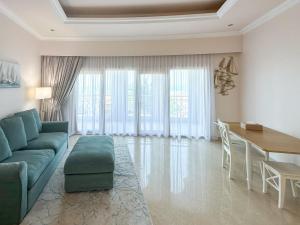 Ruang duduk di I Like Al Hamra Palace - Elite Beach & Golf Resort Private Suites