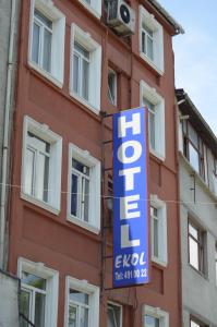 una señal para un hotel frente a un edificio en Hotel Ekol en Estambul