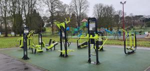 einen Spielplatz mit gelber Ausrüstung in einem Park in der Unterkunft Ballymena/ Belfast/ Antrim Coast/Galgorm in Ballymena