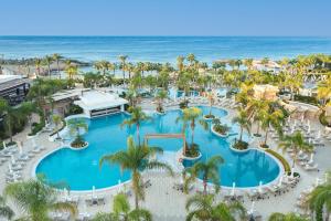 Bazén v ubytování Olympic Lagoon Resort Paphos nebo v jeho okolí