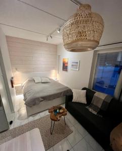 un soggiorno con letto e divano di Ylläs Kanerva 108 a Ylläs