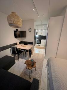 ein Wohnzimmer mit einem Tisch und einem Esszimmer in der Unterkunft Ylläs Kanerva 108 in Ylläs