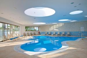 Bazén v ubytování Olympic Lagoon Resort Paphos nebo v jeho okolí