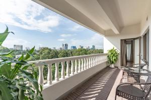 een balkon met uitzicht op de stad bij Garden View Court Suites Ho Chi Minh City in Ho Chi Minh-stad