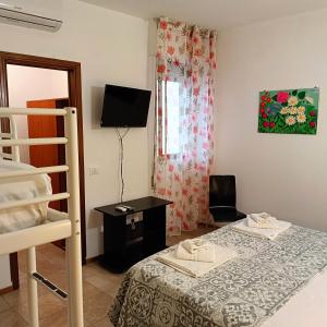 1 dormitorio con 1 cama y 1 litera en Camere al Mare, en Lido di Camaiore