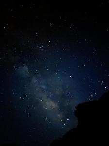 een sterrennacht met de melkachtige manier in de lucht bij Bedouin Tours Camp in Wadi Rum