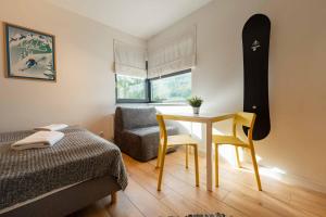 Schlafzimmer mit einem Schreibtisch, einem Bett und einem Stuhl in der Unterkunft Apartament Olimpijska 26 - 200 m od wyciągu - Dream Apart in Szczyrk