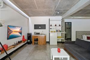 sala de estar con sofá y mesa en Balissimo B11 Apartment by Hombali en Seminyak