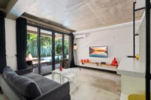 sala de estar con sofá y mesa en Balissimo B11 Apartment by Hombali en Seminyak